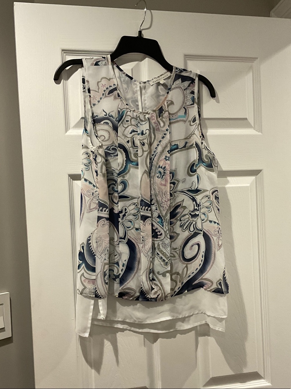 Sleeveless Paisley Print Blouse in White and Blue